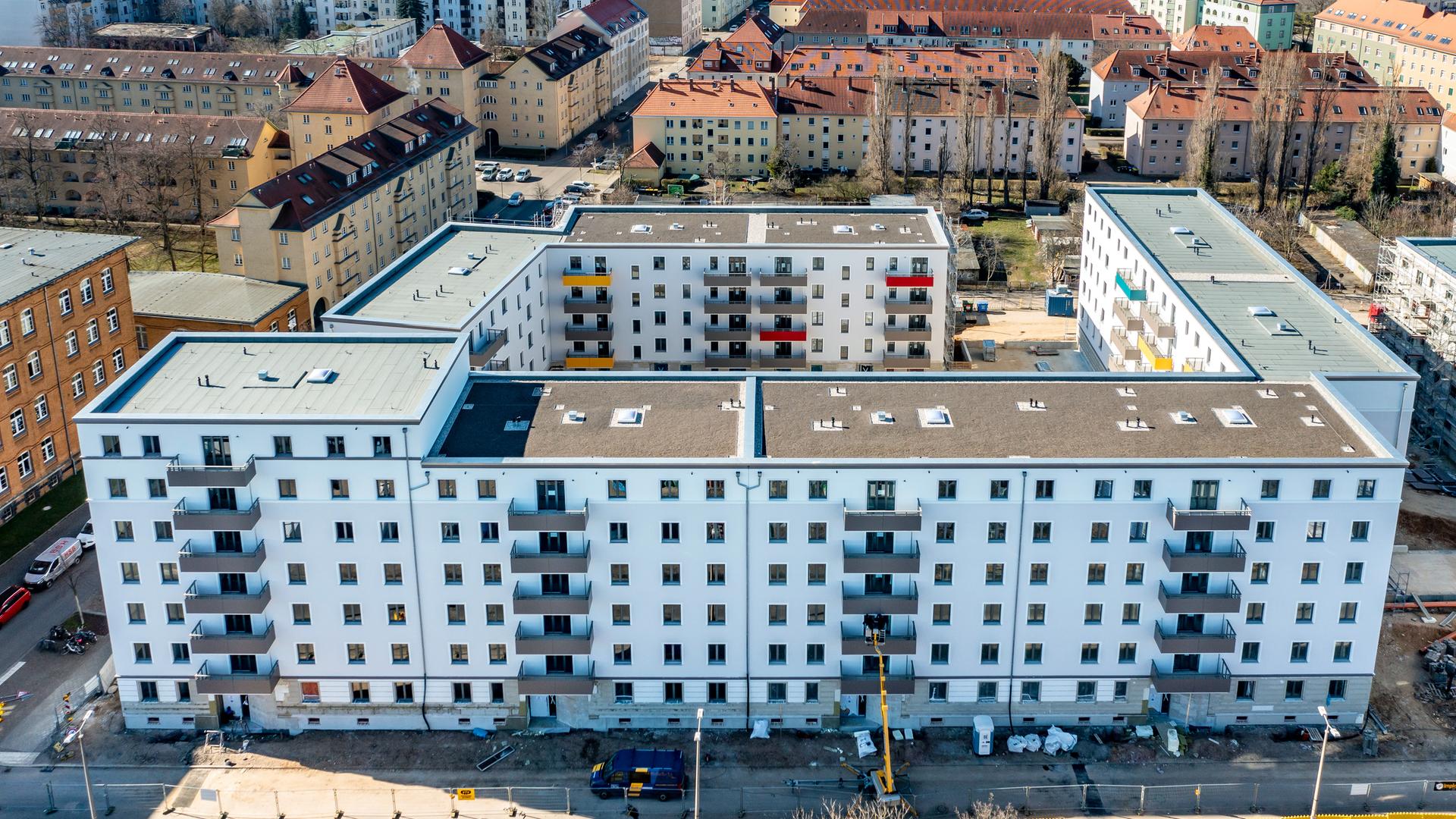 Aufnahme aus der Luft: Neugebaute Wohnblöcke der Leipziger Wohnungs- und Baugesellschaft (LWB). Die neue Wohnanlage mit 300 Wohnungen besteht aus 18 Häusern, die in sechs Blöcken um zwei Wohnhöfe platziert sind.