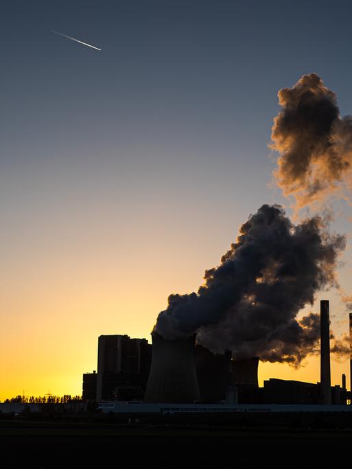 Mit dem vereinbarten Ausstieg aus der Kohleverstromung auf dem letzten Gipfel wurden richtige Weichen gestellt – doch das reiche nicht aus, findet Britta Fecke. Im Bild: RWE Kraftwerk Weisweiler