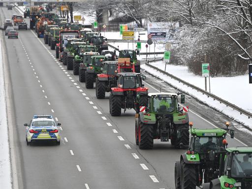 Landwirte fahren mit ihren Traktoren auf dem Mittleren Ring in München. Die Strasse ist von den Traktoren blockiert.