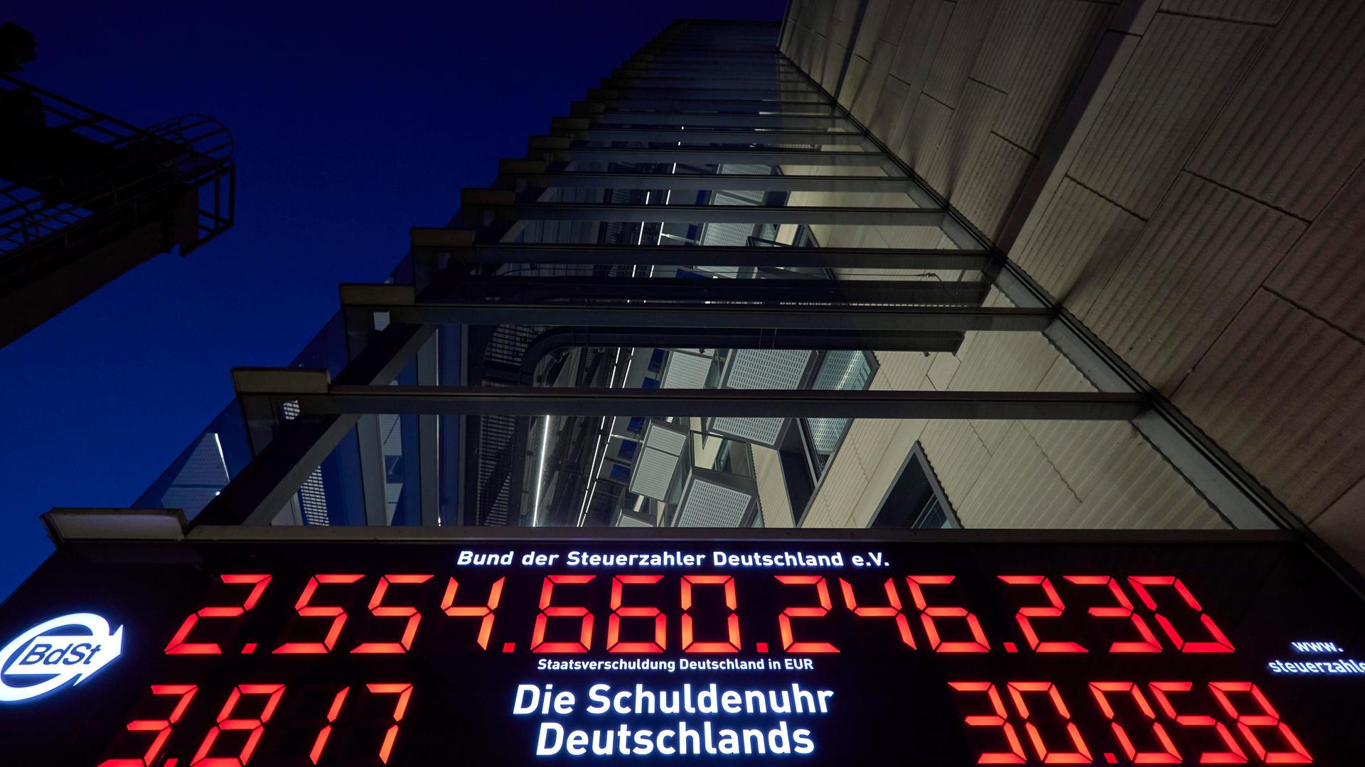 Blick auf die "Schuldenuhr" des Bundes der Steuerzahler Deutschland in Berlin. Die Digitaluhr zeigt in roten Zahlen eine 13-stellige Summe an.
