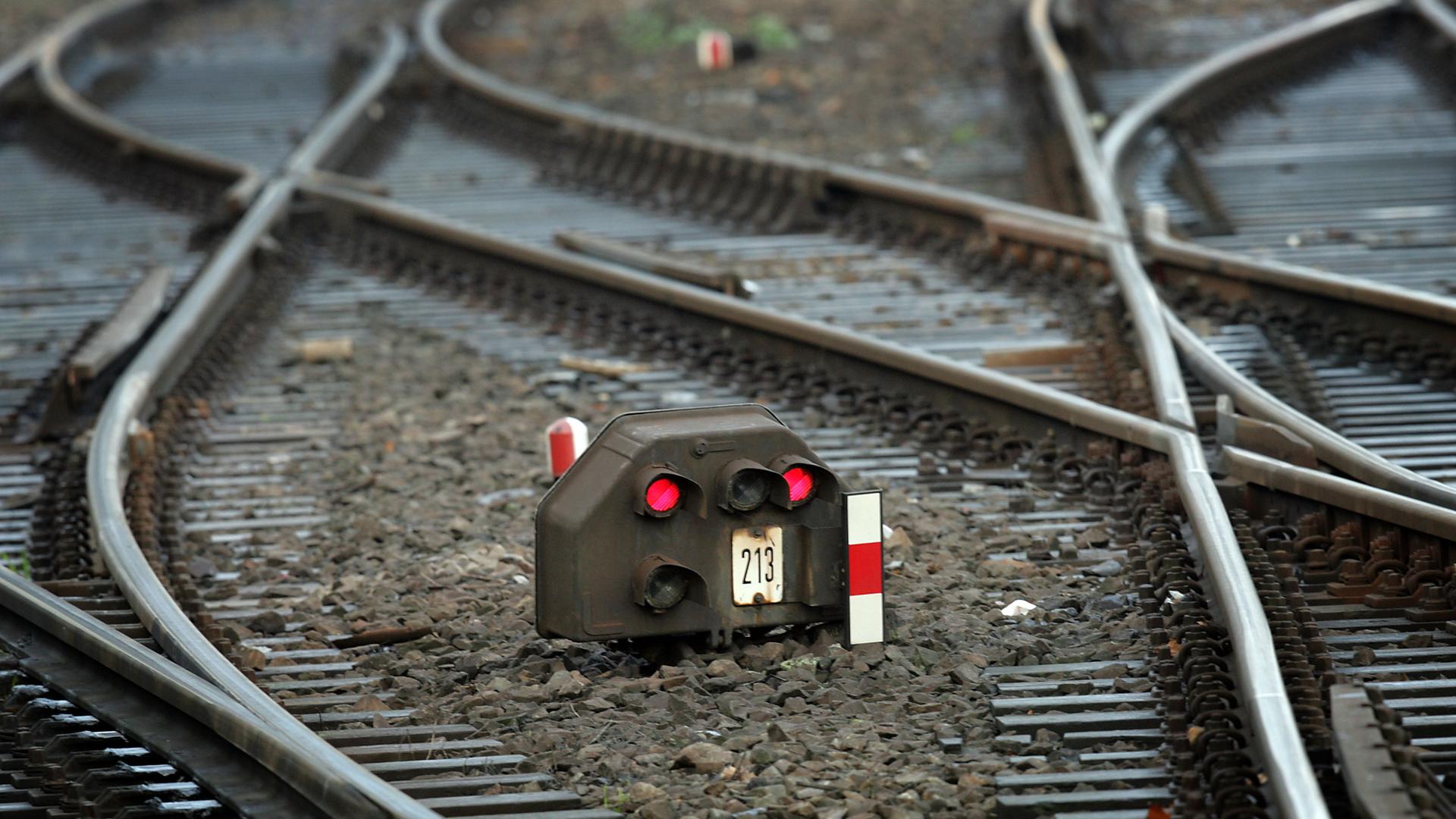 Eine Signalanlage der Bahn steht auf rot.