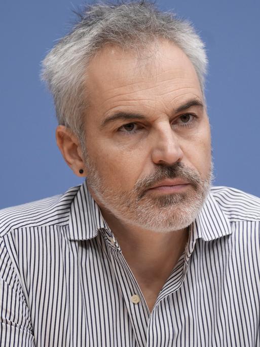Dr. Gerhard Schick, der Vorstand der Bürgerbewegung Finanzwende e.V. im Portrait bei einer Pressekonferenz.