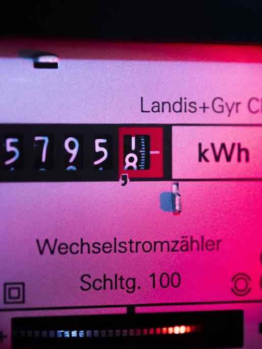Ein Stromzähler in einem rosa Licht.
