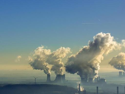 Braunkohlekraftwerke im Braunkohlegebiet Garzweiler Kraftwerk Neurath Block F und G BoA 2 3 Bra