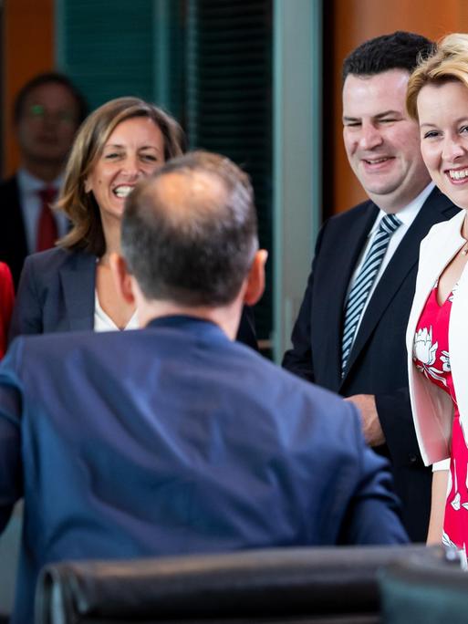 21.08.2019, Berlin: Svenja Schulze (l-r, SPD), Bundesumweltministerin, Ulrike Demmer, stellvertretende Regierungssprecherin, Hubertus Heil (SPD), Bundesminister für Arbeit und Soziales, und Franziska Giffey (SPD), Bundesfamilienministerin, unterhalten sich zu Beginn der Kabinettssitzung im Bundeskanzleramt mit Heiko Maas (SPD), Außenminister. Die Mitglieder der Bundesregierung befassen sich in ihrer heutigen Kabinettsrunde unter anderem mit dem Gesetzentwurf zur weitgehenden Abschaffung des Solidaritätszuschlags. Foto: Bernd von Jutrczenka/dpa | Verwendung weltweit