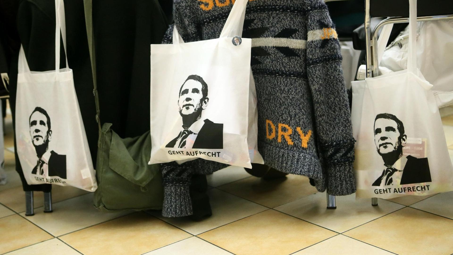 Stoffbeutel mit dem Foto des Landesvorsitzenden der AfD in Thüringen, Björn Höcke, hängen über Stuhllehnen beim Landesparteitag der AfD am 01.04.2017 in Berlstedt (Thüringen).