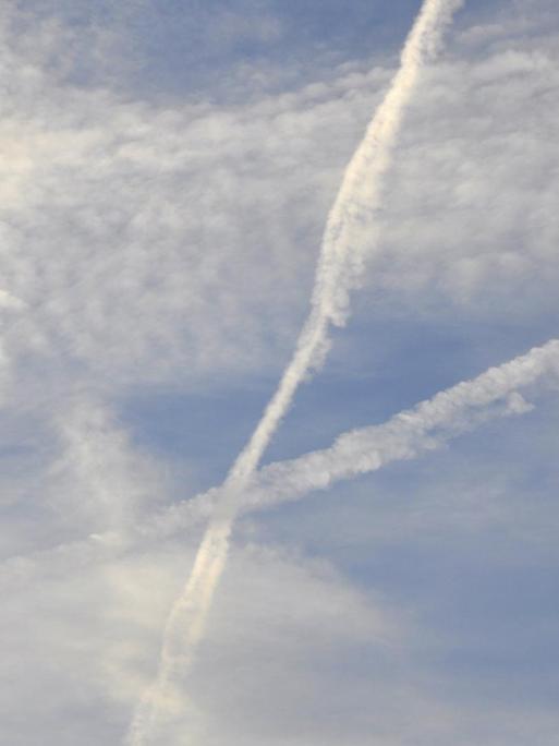 Am Himmel verteilen sich die nur langsam auflösenden Kondensstreifen zahlreicher Flugzeuge, die im Laufe des Morgens über der Region unterwegs waren