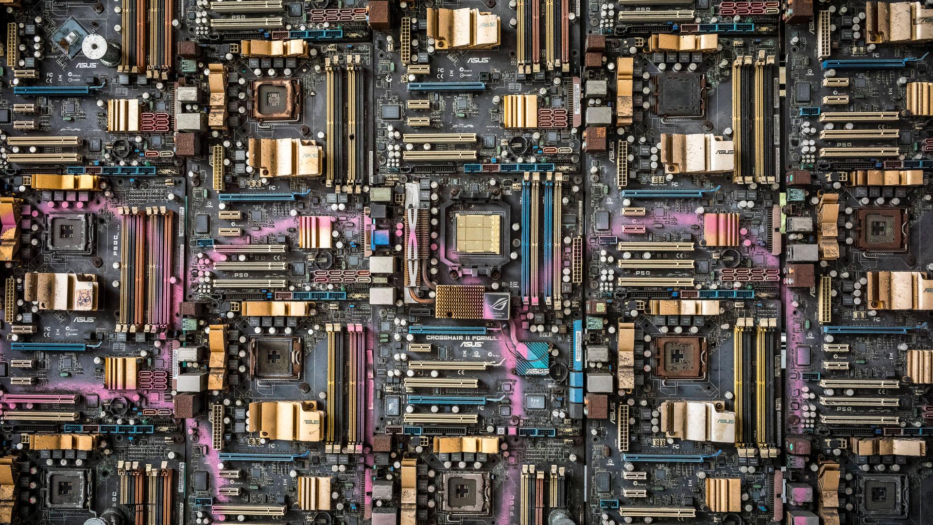 Eine Wand aus elektronischen Schaltkreisen, Chips und Halbleitern in Taipeh. Taiwan ist einer der weltweit größten Hersteller und Exporteure von Halbleiterchips.