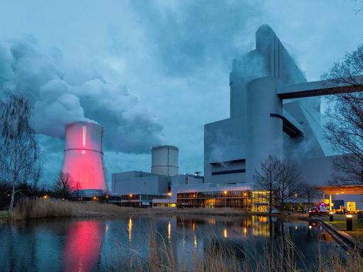 Protest gegen früheren Kohleausstieg am Kraftwerk Schwarze Pumpe (LEAG).
Ein Kühlturm des Braunkohlekraftwerks Schwarze Pumpe (LEAG) ist anlaesslich des Barbaratages (04. Dezember 2021) rot angestrahlt und mit einem Ausrufezeichen versehen um gegen einen vorgezogenen Kohleausstieg zu protestieren. 