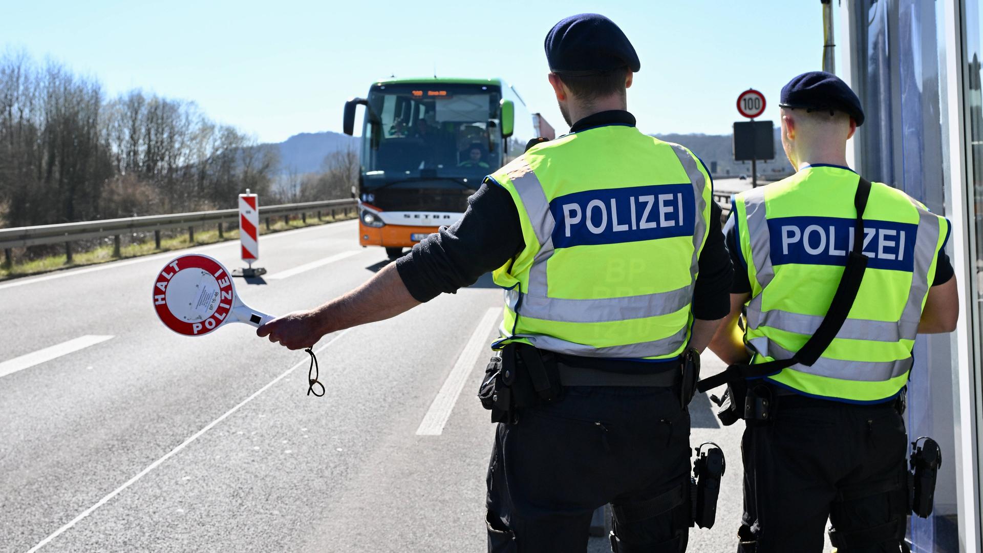 Deutsche Bundespolizei kontrolliert an der deutsch-luxemburgischen Grenze Fahrzeuge