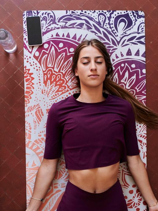 Eine junge Frau auf einer Yogamatte