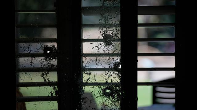 Ein von Kugeln durchlöchertes Fenster von einem Haus im Kibbuz Kfar Azza.