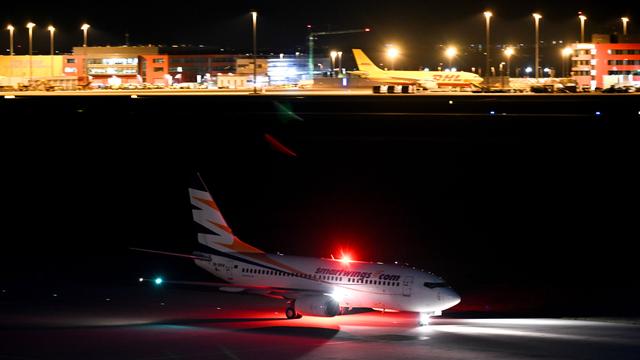 Ein Charterflug mit afghanischen Ortskräften landet am Flughafen Leipzig/Halle.